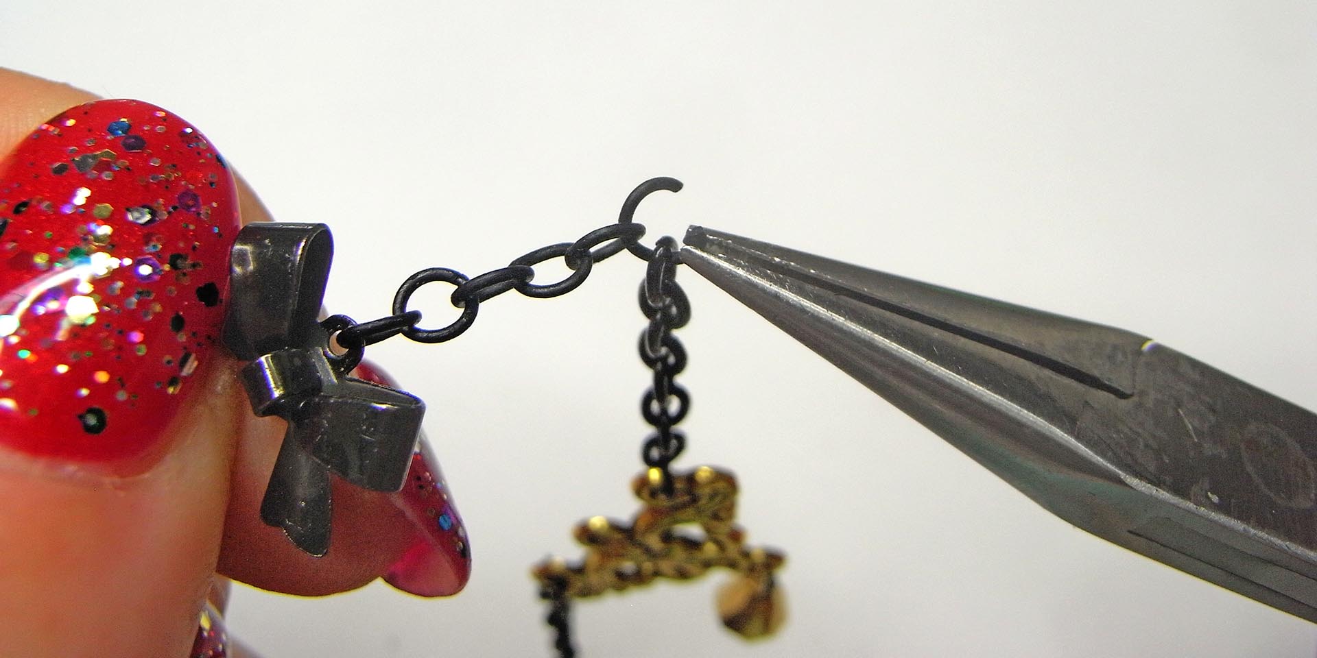 wrap wire around round nose pliers wrap wire around round nose pliers