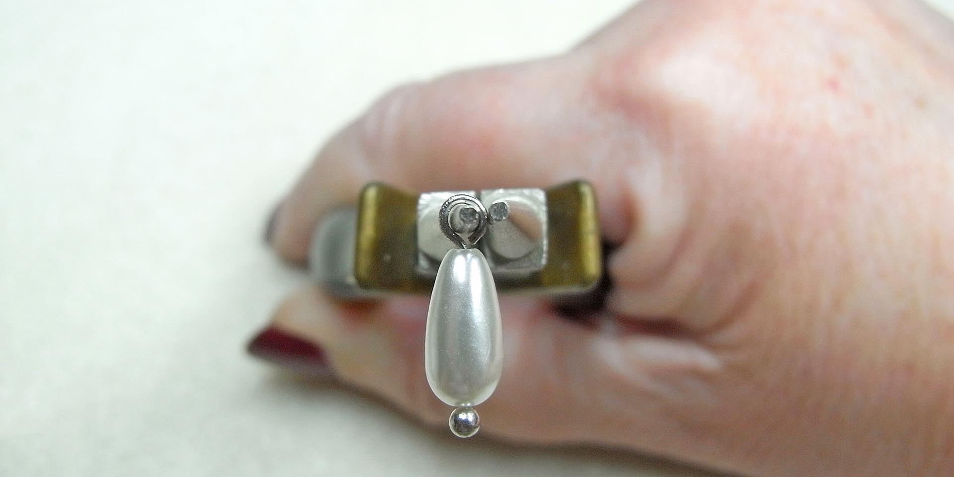 Form a simple loop on the pearl teardrop Form a simple loop on the pearl teardrop