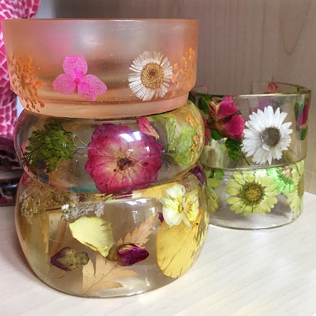 Flower-filled resin bangles and trinket dishes filled with flowers made in the resin bangle class